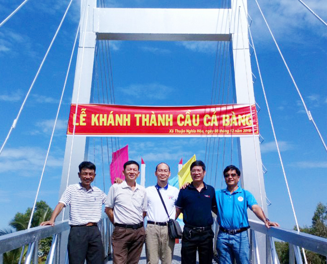 Ông Lê Việt Hà (giữa) – Chủ tịch Hội đồng Quản trị Trường Việt Khoa College cùng một số nhà hảo tâm chụp hình lưu niệm trong buổi lễ khánh thành cầu Cả Bàng.