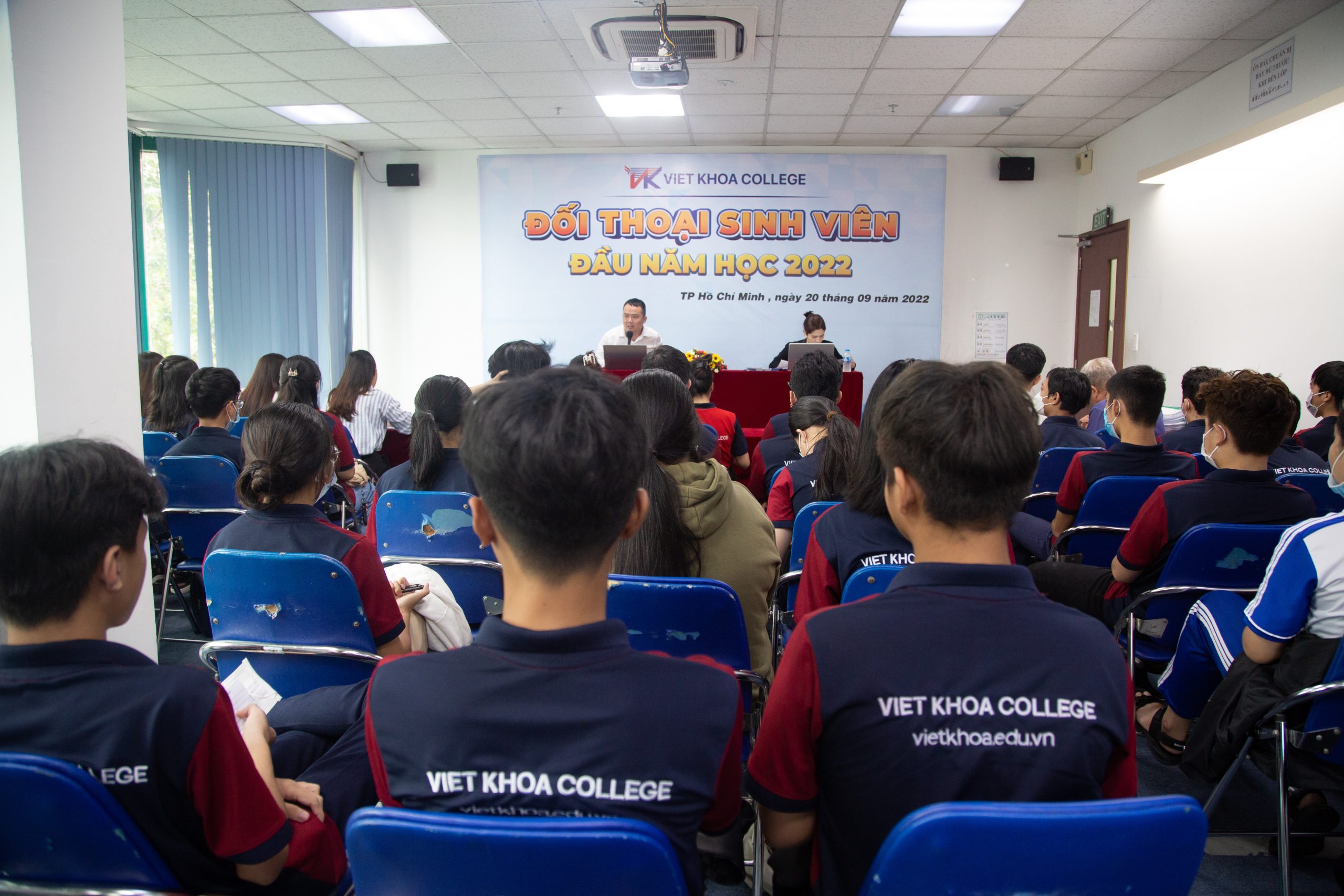 Ths. Trần Công Nam - Phó Hiệu trưởng thường trực, Giám đốc điều hành Việt Khoa Education trả lời câu hỏi của sinh viên.