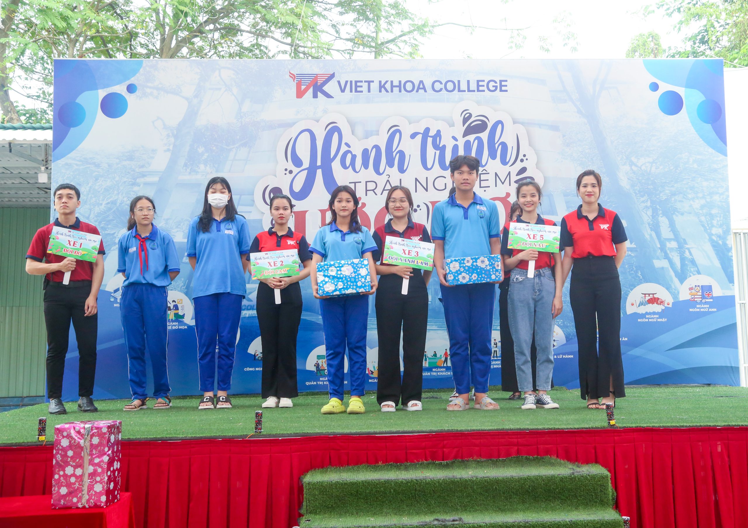 Các bạn trường THCS Trần Phú nhận thưởng